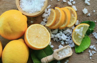 Trápi vás zápach v domácnosti? Vyskúšajte trik s citrónom a soľou!