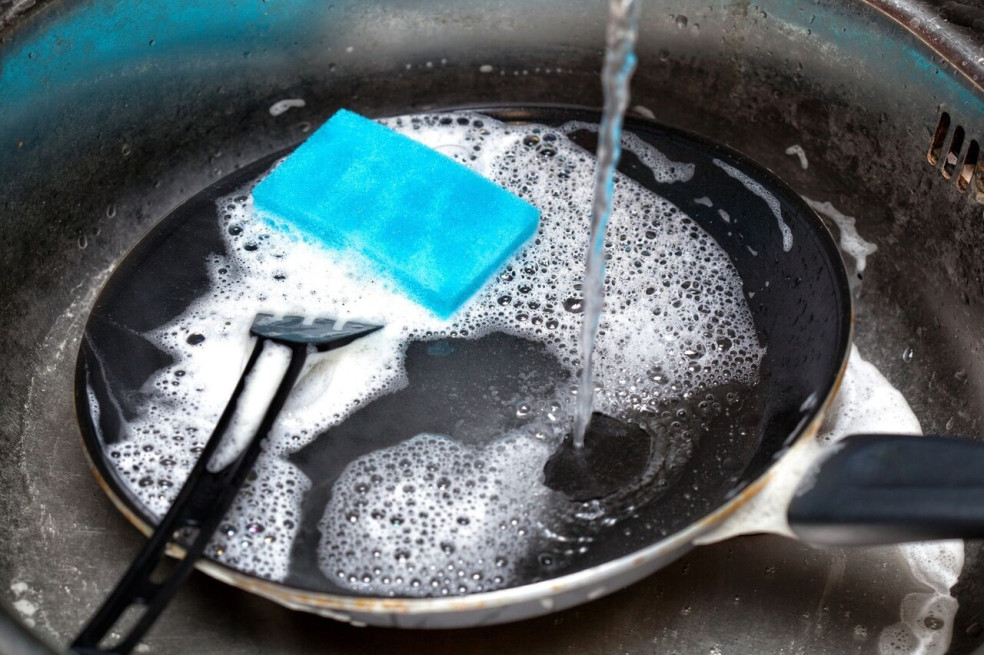 umývanie mastnej panvice