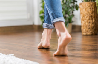 3 tipy a triky, ako zamaskovať škrabance na podlahe či nábytku