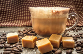 Moderné kávovary do domácnosti sú raj pre kávičkárov - pripravte si karamelové latte v pohodlí domova