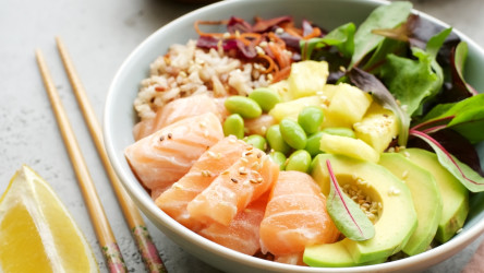 Jednoduchý recept na poke bowl, ktorý si zamilujete