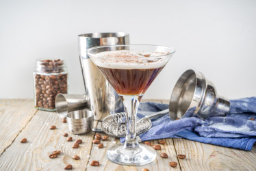 Ako si namiešať ikonický drink Espresso Martini? To musíte skúsiť!