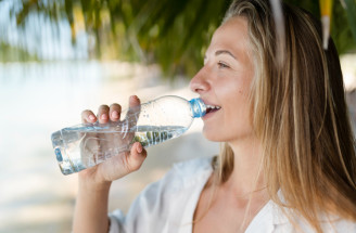 Voda v hlavnej úlohe: Ako zvládnuť letné horúčavy bez smädu?!