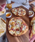 Najlepšie jesenné občerstvenie – flatbread s gorgonzolou, prosciuttom a hruškou