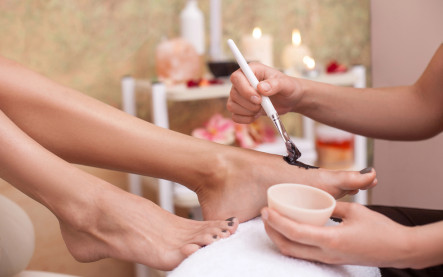 Žena relaxuje s maskou na nohy