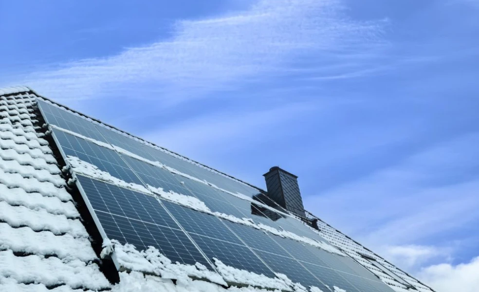 Zimná fotovoltika: Ako chlad zvyšuje výkon solárnych panelov
