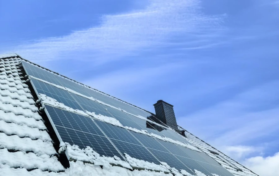 Zimná fotovoltika: Ako chlad zvyšuje výkon solárnych panelov