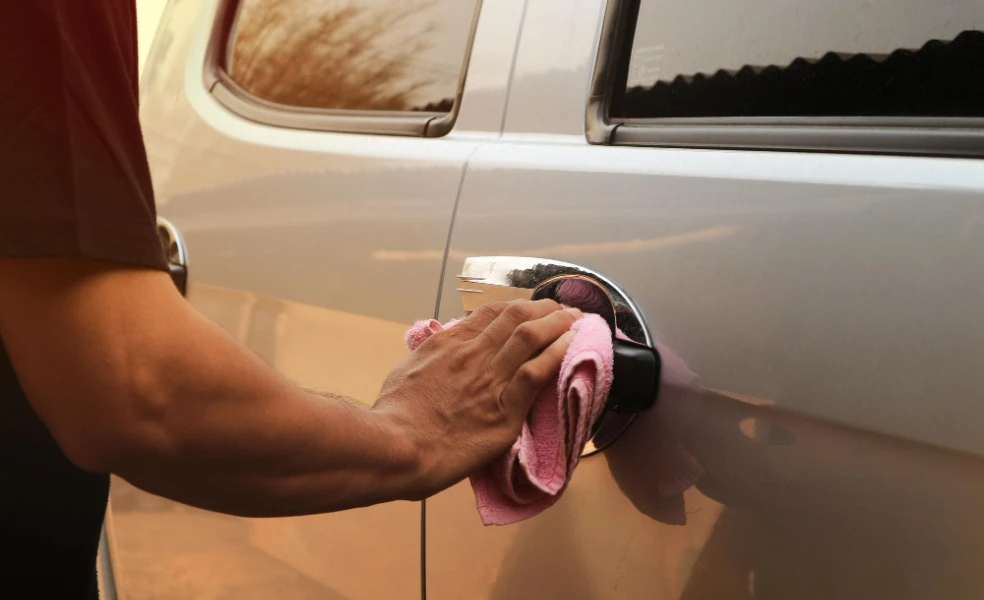 Detailing auta v garáži