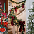 Trendy vo vianočnej výzdobe pre rok 2025 – veľké girlandy, mašle i farebné svetielka
