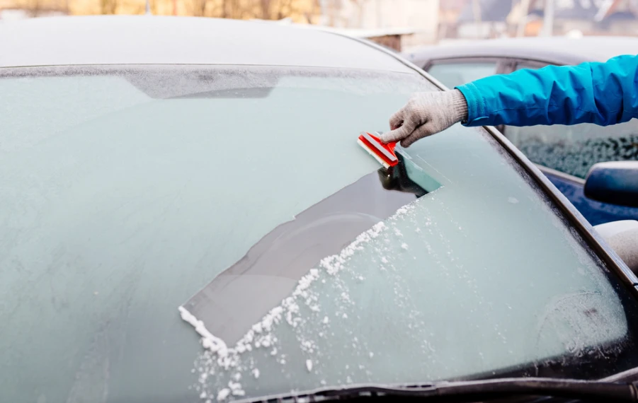 ako odmraziť sklo na aute