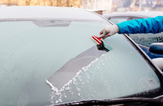 5 trikov, ako rýchlo odmraziť sklo na aute. Čo radšej ani neskúšať?