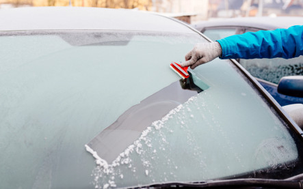 ako odmraziť sklo na aute