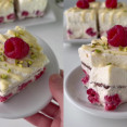 Tento dezert je lahodný sen: Nepečené tvarohové rezy s malinami a bielou čokoládou