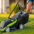 Elektrická, benzínová alebo akumulátorová kosačka - Planeo Poprad radí ktorú vybrať